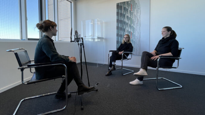 Lena Nafe und Vanessa Propach werden in unserem Büro interviewed
