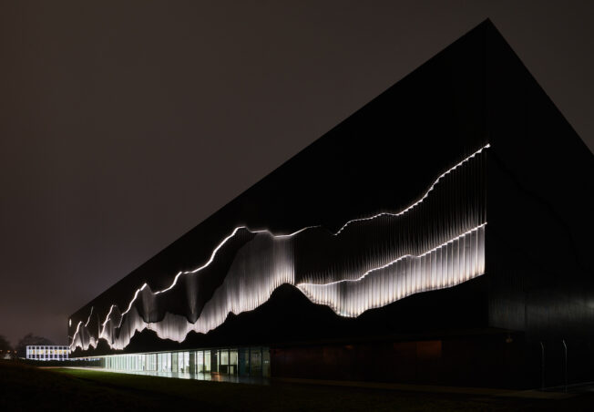 Schwarze Fassade mit reliefartigen Wandelementen: Das Montblanc Haus