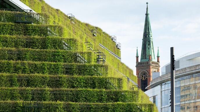 Grünfassaden in der Architektur: Das Büro- und Geschäftshaus KII von Ingenhoven Architects, bepflanzt mit 30.000 Hainbuchen in der Düsseldorfer Innenstadt