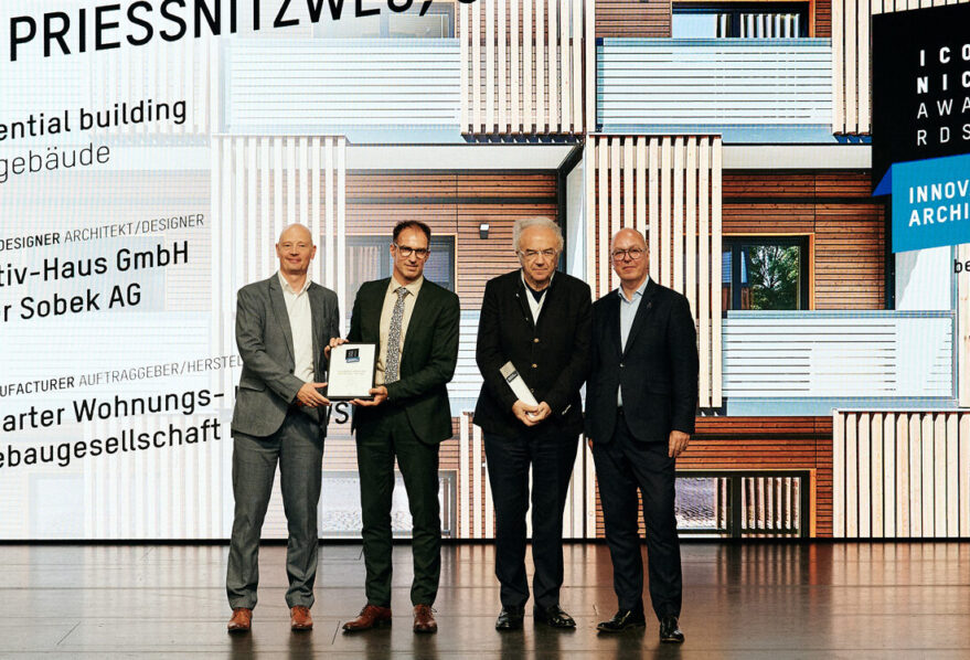 Werner Sobek nimmt den Iconic Award 2024 für P18 entgegen